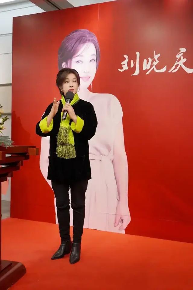 71岁刘晓庆吓坏了好多人，针打多了真的会起反作用！自然老挺好