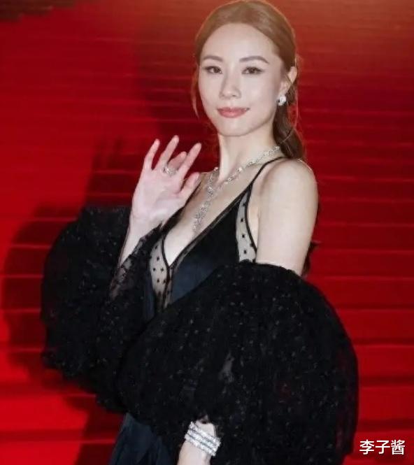 邓丽欣新男友曝光!颜值很高酷似韩星Rain,逛超市穿拖鞋超接地气