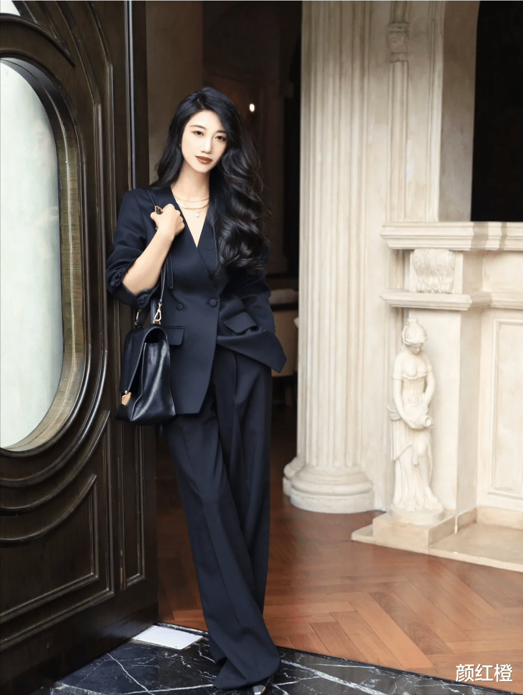 今春卫衣过时了，很土！瞧下面职场潮人这样搭，简约干练又时髦