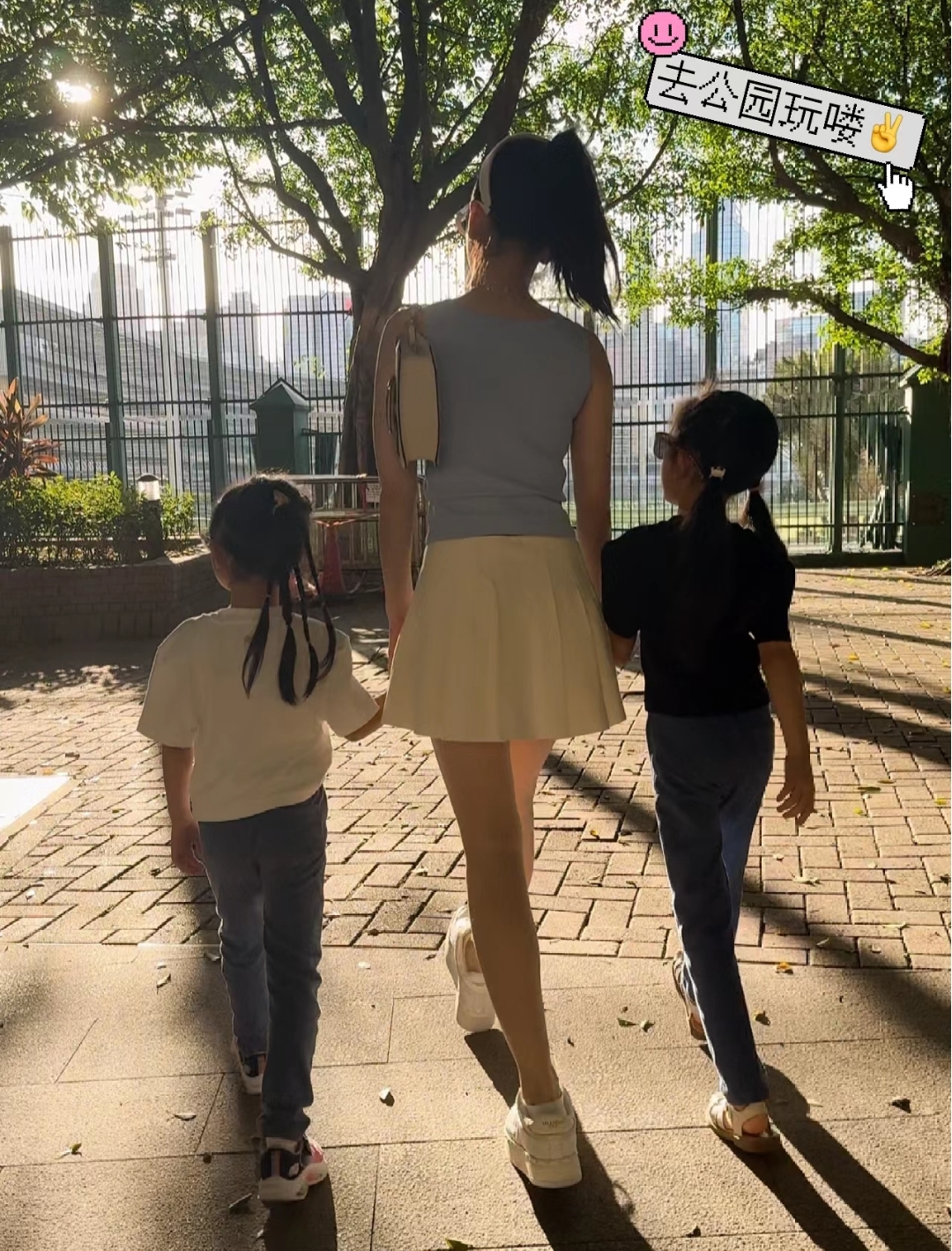 方媛带俩女儿回内地过暑假,长女侧颜秀气随妈妈,妹妹超像郭富城