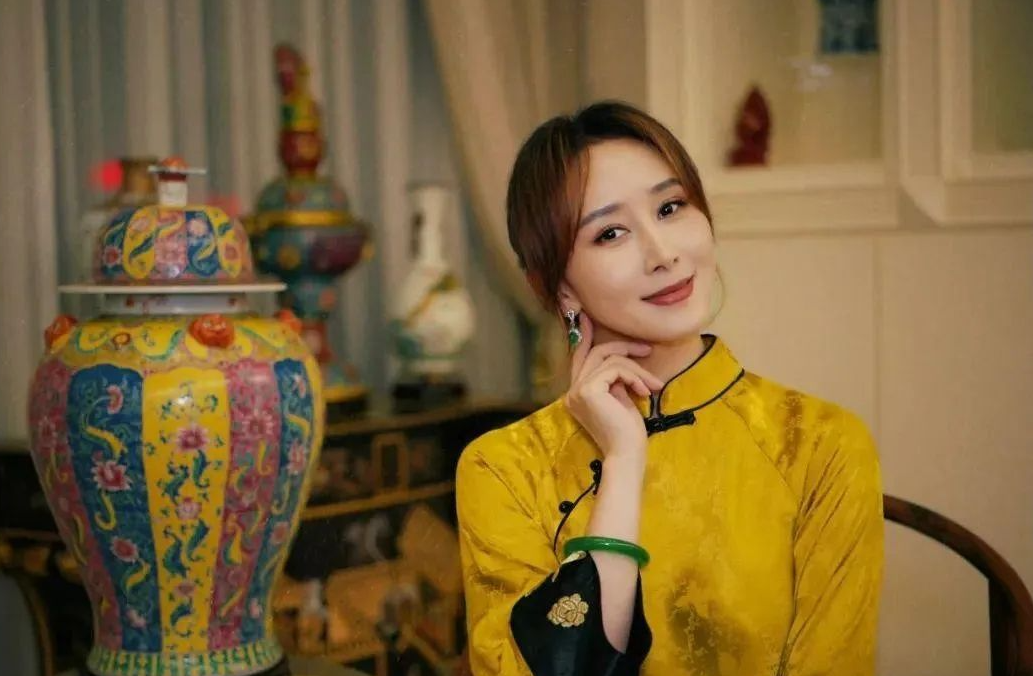 46岁胡静大马豪宅晒自拍，穿新中式戴千万翡翠，满屏人民币！