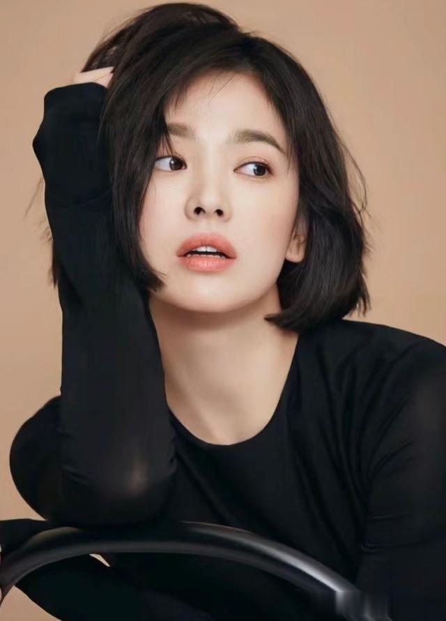 这才是中年女人该有的打扮：发不过肩、裙不上膝！优雅迷人显气质