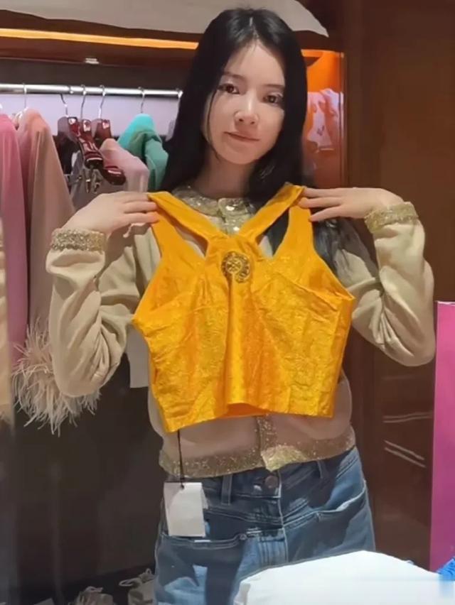 杜淳和老婆成都SKP扫货,王灿开心展示新衣,一次买12件很阔气