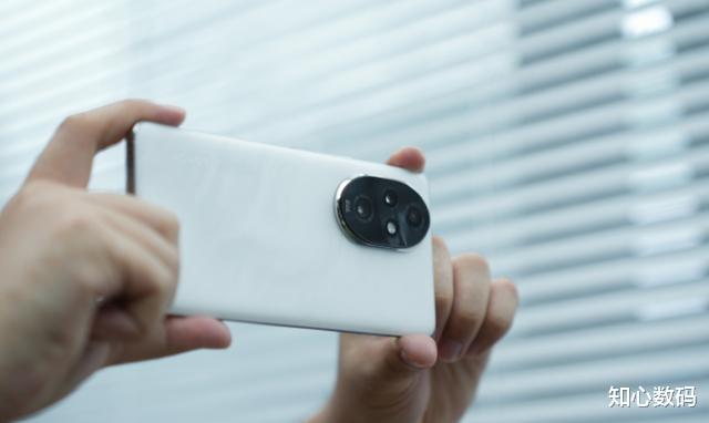 榮耀果斷“發(fā)飆”，256GB降到1438元，高配旗艦淪為千元機