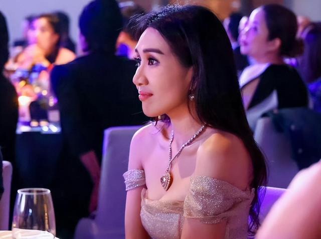 奚梦瑶原生家庭有多牛?时隔多年才懂,她嫁给何猷君不是“高攀”