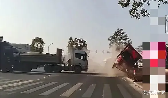 SUV闯红灯撞翻大货车，碎片四溅，疑似比亚迪元plus