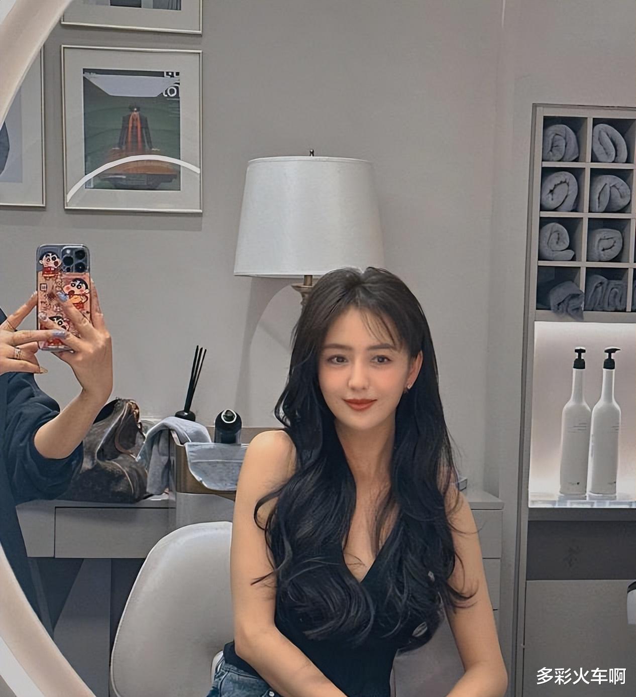 佟丽娅马来西亚度假，一双长腿细如竹竿，41岁美得像20出头小姑娘！