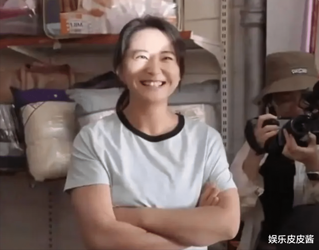 42岁贾玲穿深V裙显身材,看着像24岁!幽默的她越来越性感了