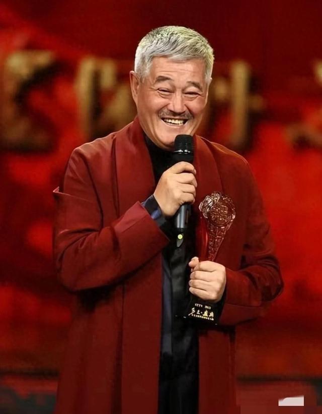 央视春晚彩排人员曝光:蒋欣穿黑羽绒服现身,另一位是春晚常客