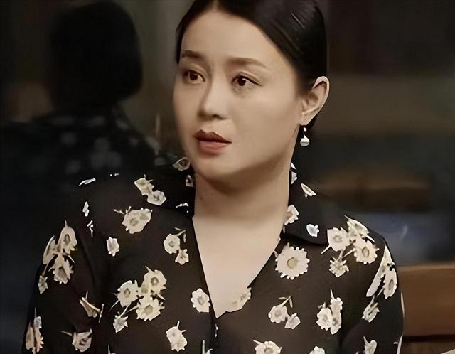 演员关婷娜:被赵本山捧红后,绯闻缠身,40岁单身成父母心病