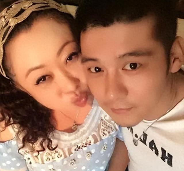 57岁女演员包养20岁小鲜肉,公开秀恩爱,以妈咪儿子互称！