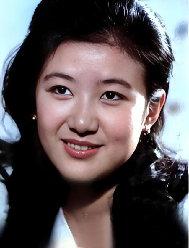 她曾是央视“第一美女”,当红时赴港生子移居美国,如今怎样了?