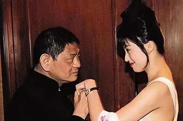 100多位情妇,每年包养费上亿元,九女同床比韦小宝的故事还精彩