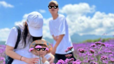 蒋勤勤晒旅行全家福，大儿子身高抢镜，陈建斌基因强大俩娃都像他