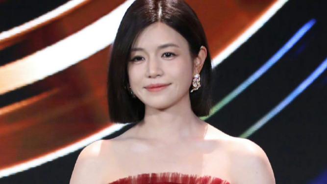 陈妍希仍戴着婚戒