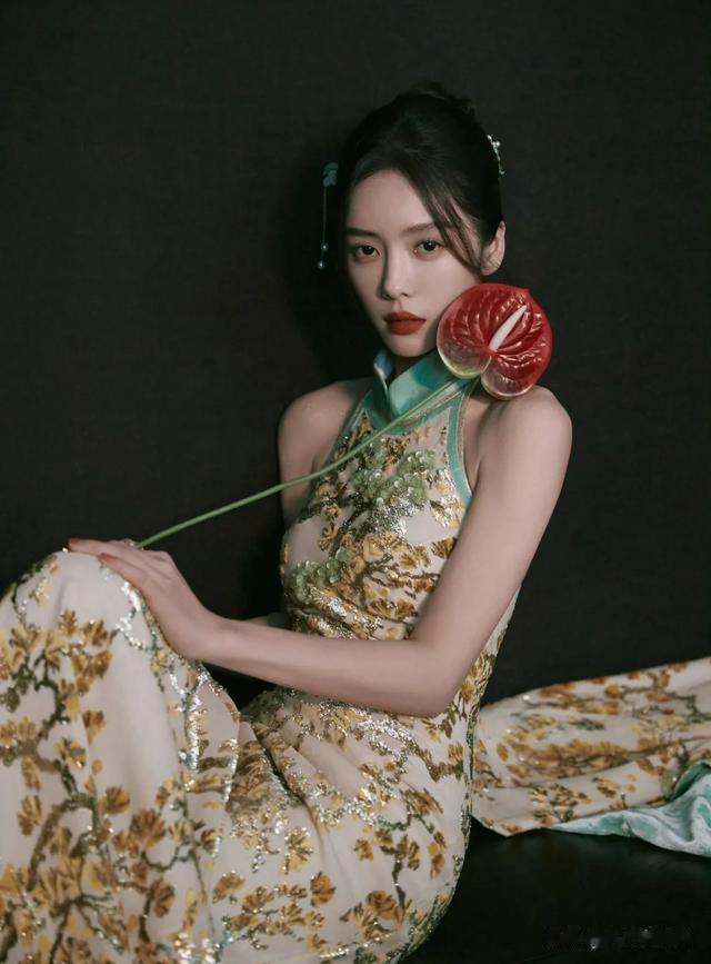 蔡文静光脚丫拍照,34岁的她“内娱镶边”多年,终凭一语熬出圈!