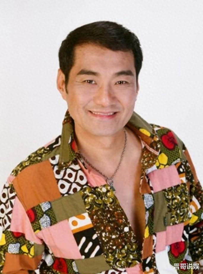 66岁港星内地走穴，为餐厅开业站台助威，不顾形象大口吃烧猪