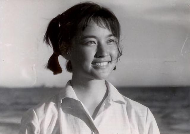 刘晓庆18岁当知青时的照片曝光,美翻全场!难怪她敢一辈子演少女