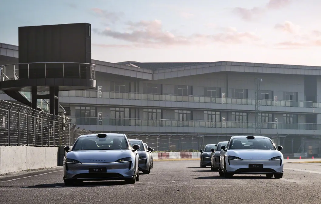 不靠华为也能销量遥遥领先,每月上万人抢着买,BBA都羡慕