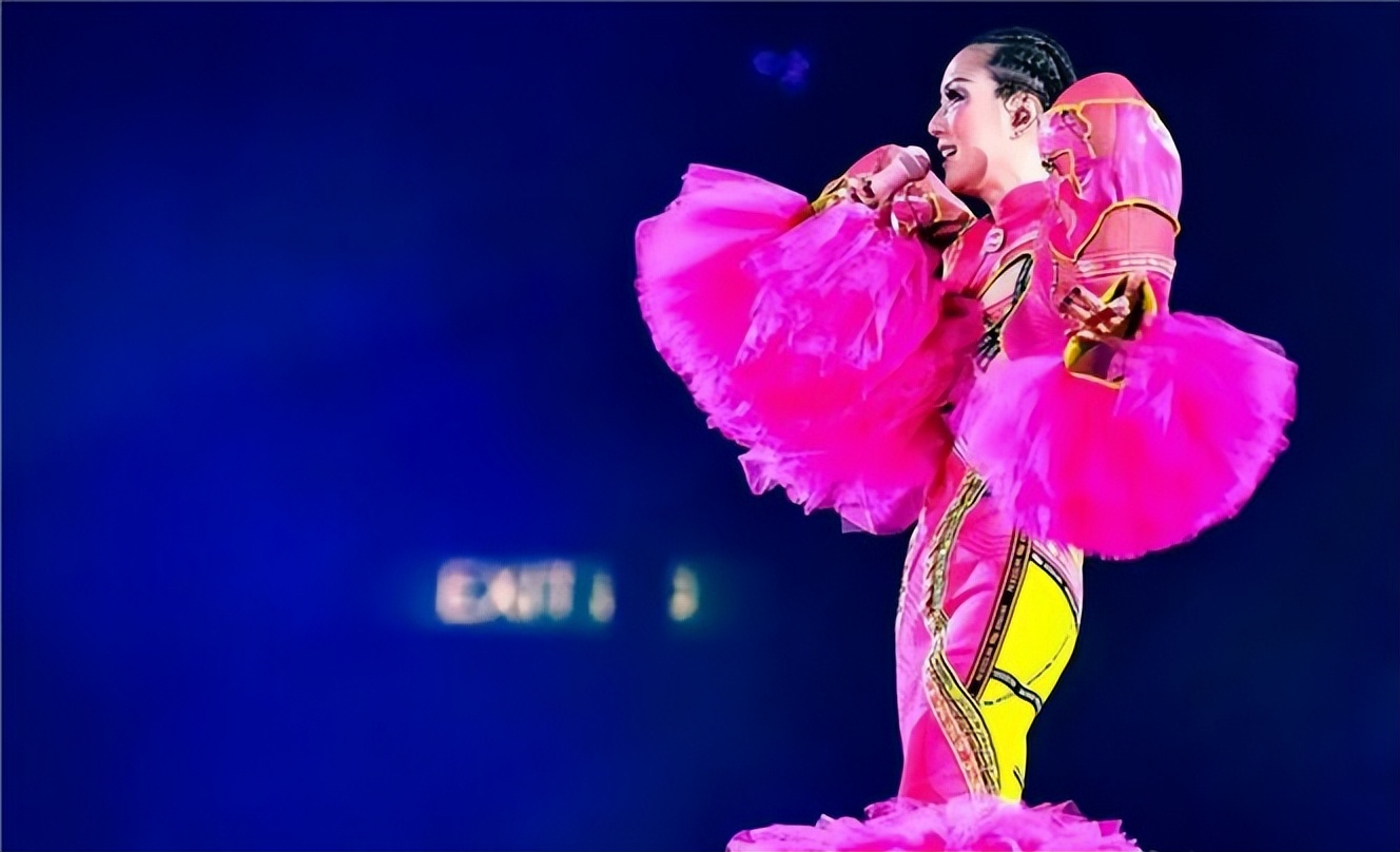 郑秀文香港演唱会:16套国际名师打造的另类怪异造型解析