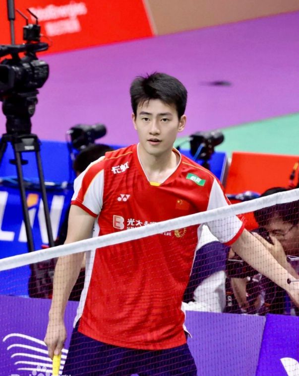 梁王组合热搜,王昶恋情曝光?绯闻女友高颜值,世界冠军,身高172