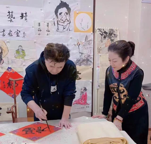 毕福剑老来得子被证实，二婚妻子身份意外曝光，年轻漂亮还是教授