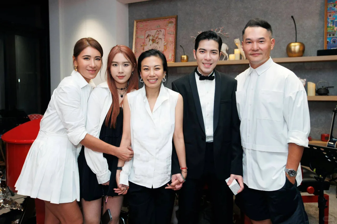 看了51岁林有慧穿搭，才发现她穿衣简约，和37岁雨神萧敬腾很般配