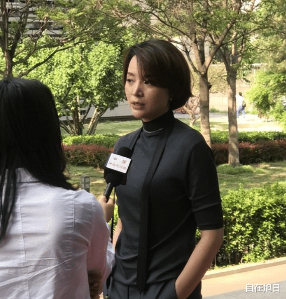 没想到，丈夫密春雷的争议过去仅两年，董卿就以“这种姿态”出现