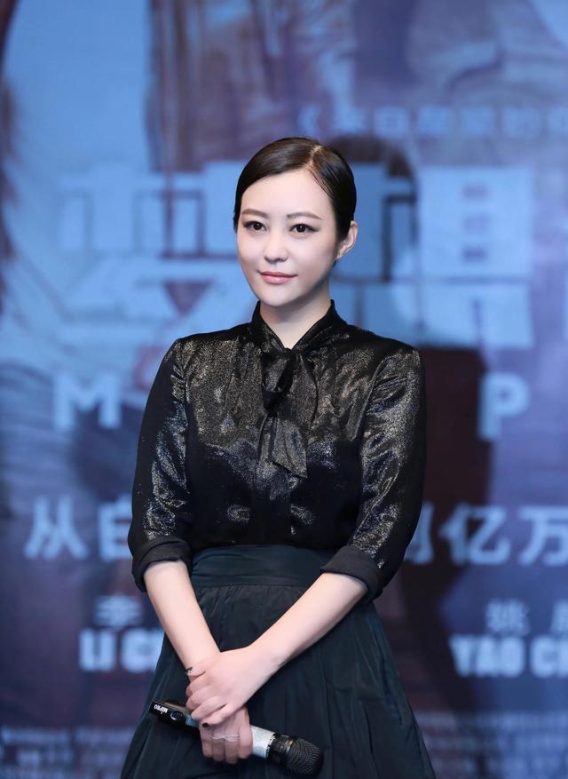 郝蕾在北京大别墅院子种菜,12岁儿子出镜,已经开始长点胡须了