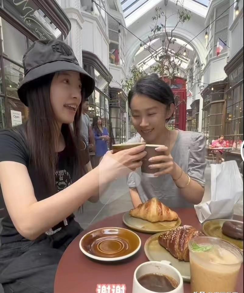 司雯嘉、贝倩妮相约在加州喝咖啡,贝倩妮坦言还在花上海赚的钱