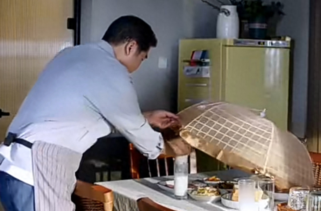 《老家伙》:69岁张国立做饭,戳穿了多少“戏混子”的体面?