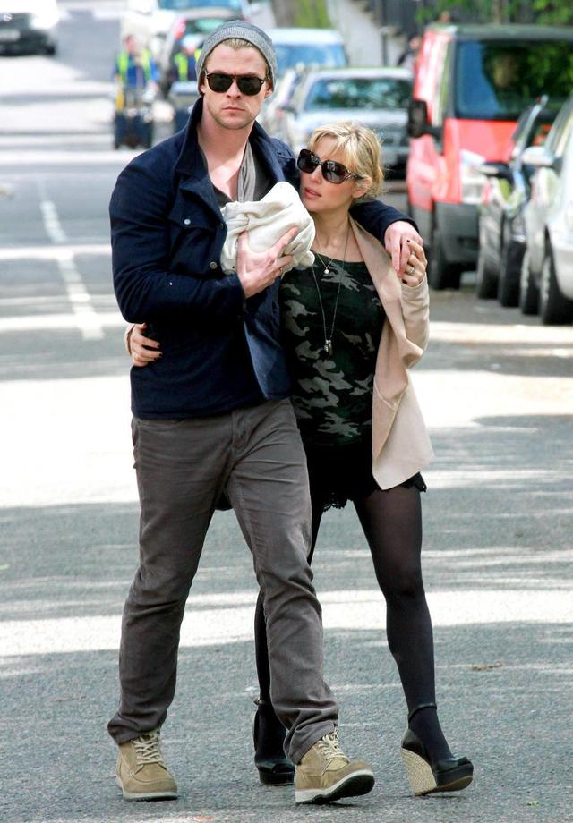 好莱坞模范夫妻:雷神爱上大7岁美女,搂着矮30公分娇妻甜蜜11年