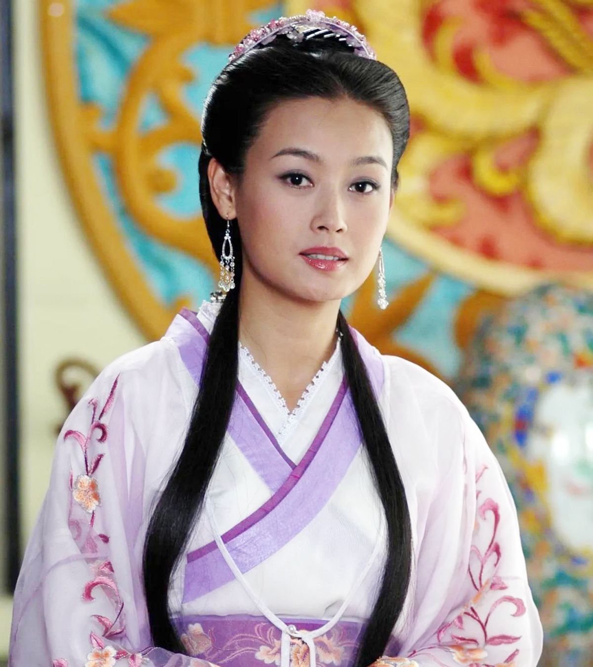 当年看《倚天屠龙记》就觉得她好美，奈何70后美人太多，她没红起来