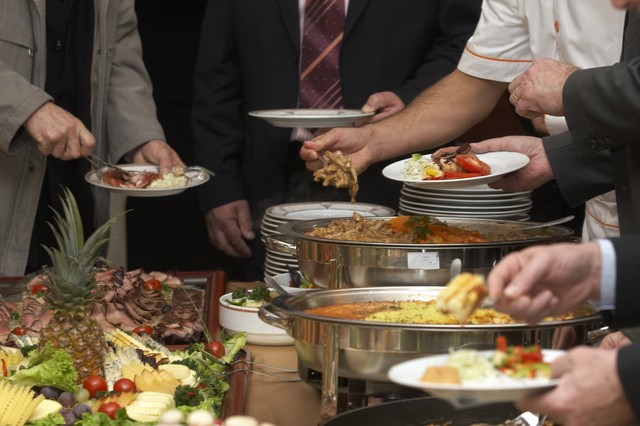 自助餐“隐形高手”：从不吃这4道“陷阱”菜品，老板：是个吃货