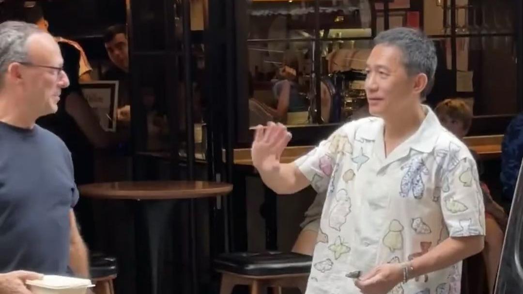 62岁梁朝伟被偶遇，满头白发苍老不少，网友：没有刘德华保养得好