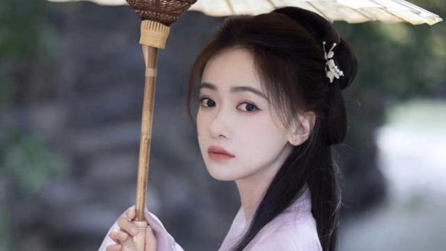 自作自受？吴谨生了！出月子就要拍戏养家，洪尧关注大量美女