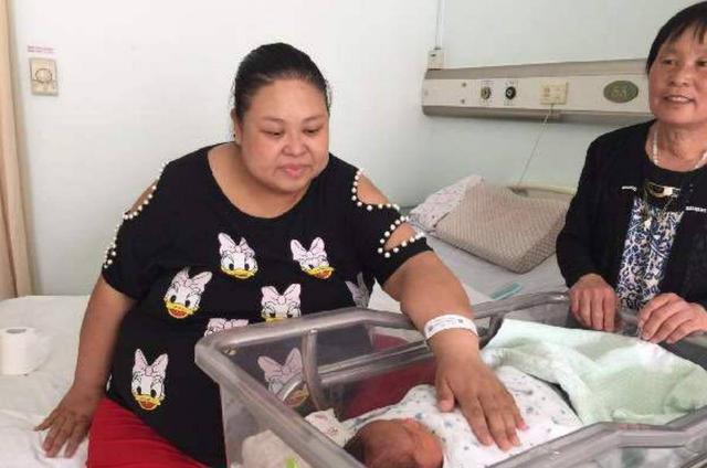 2017年，320斤重的女子舍命产子，医生扒开脂肪层抱出7斤重的男婴