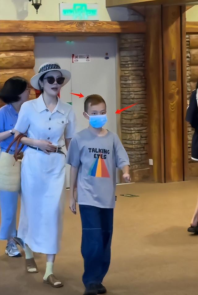 汪涵9岁儿子和妈妈逛街被偶遇,头顶黄毛发稀少,网友:压力太大