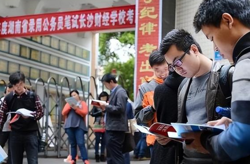 60w年薪的聘任制公务员火了，不用参加省考国考，未来会成主流吗