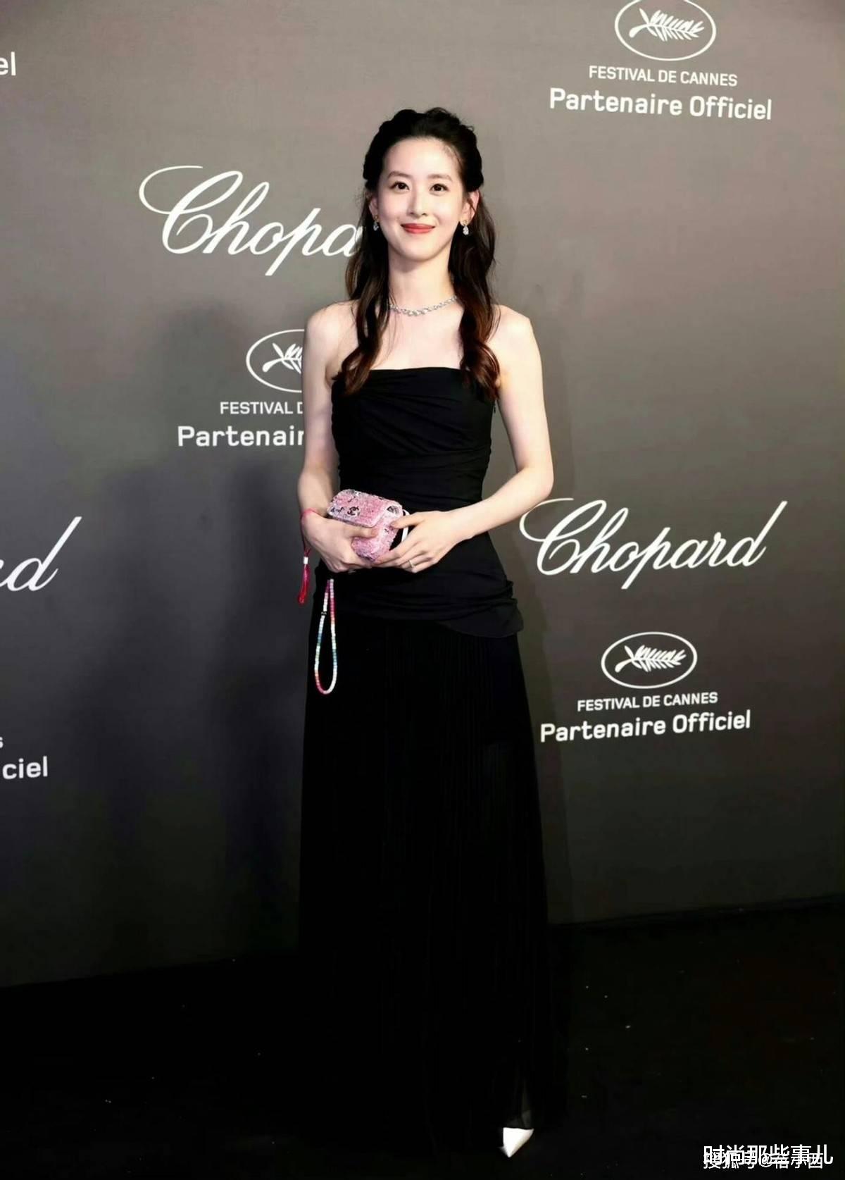 富豪老婆章泽天开挂的30岁,穿白衬衫+阔腿裤,中长发型气质惊艳