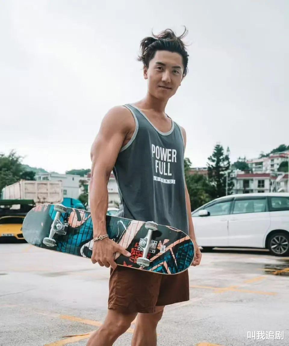 TVB前港男冠军离巢3年后再回归，因性格问题转型幕后，曾遭遇意外生死一刻