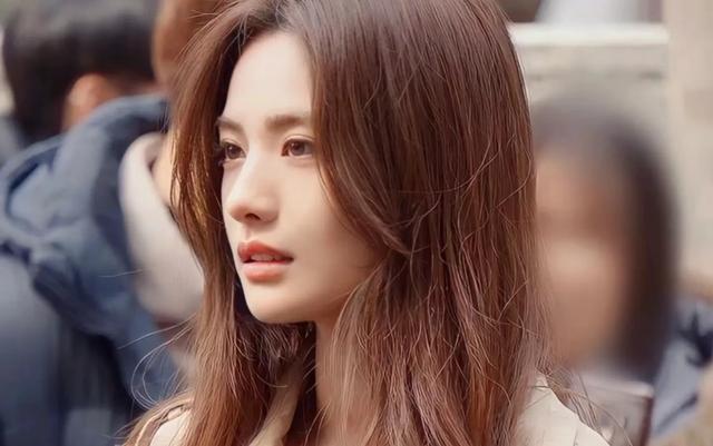 韩国女星林珍娜出席活动，短发造型搭配水光肌，气场越来越浑浊了