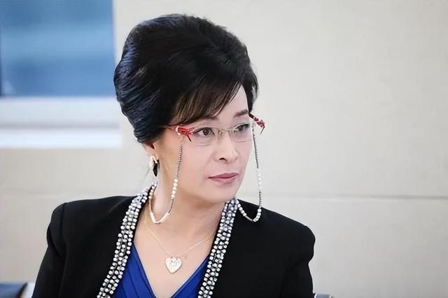 身为“老戏骨”却定居日本，64岁风韵犹存，儿子母语是“日语”