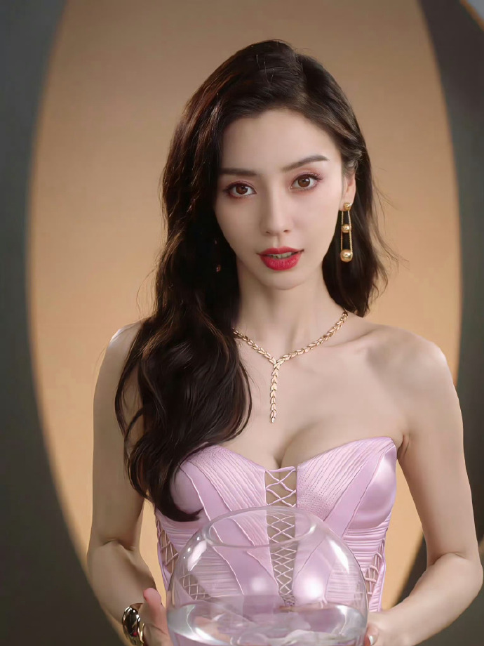 还得是杨颖baby,红裙礼服太盯了,让人过目不忘的杨氏小笼包