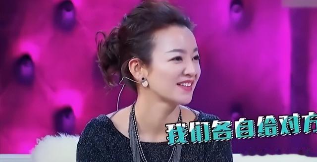 42岁李小璐山顶拍摄被偶遇,个子好矮像1米5,浓妆艳抹愁眉苦脸