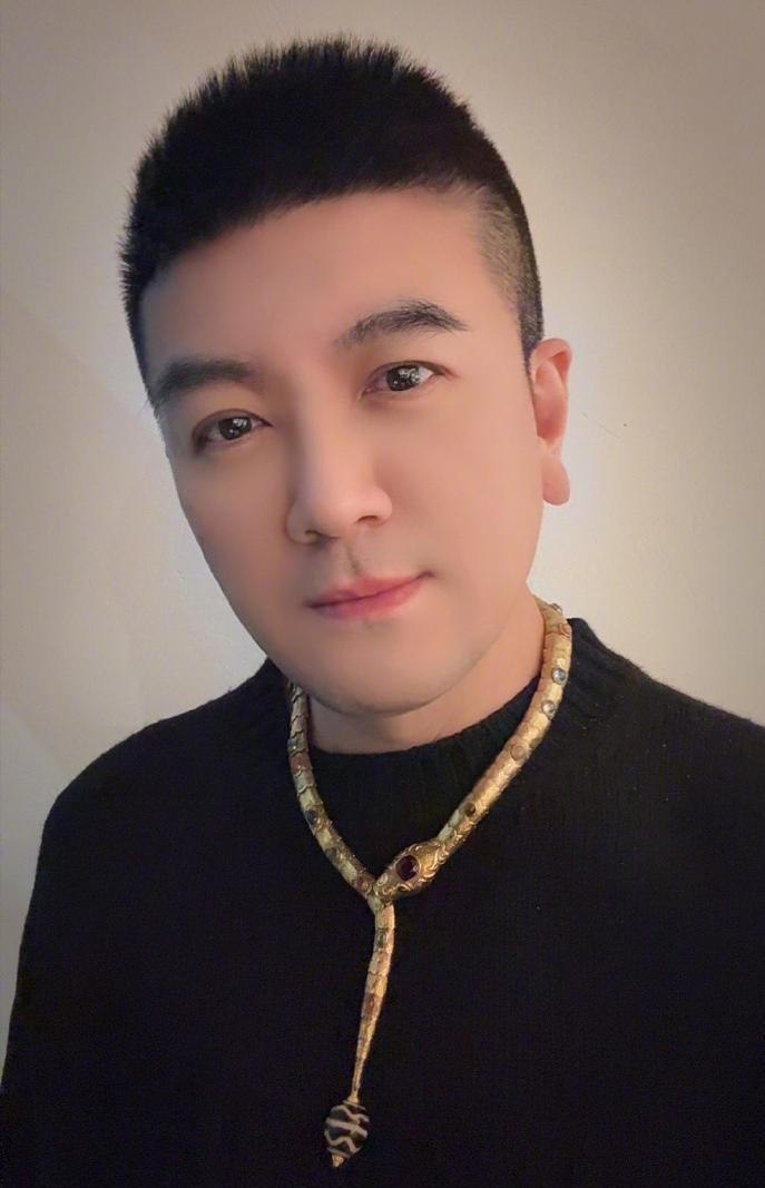 黄圣依恋情曝光？情人节晒礼物，杨子深夜发文被网友嘲讽你是小丑