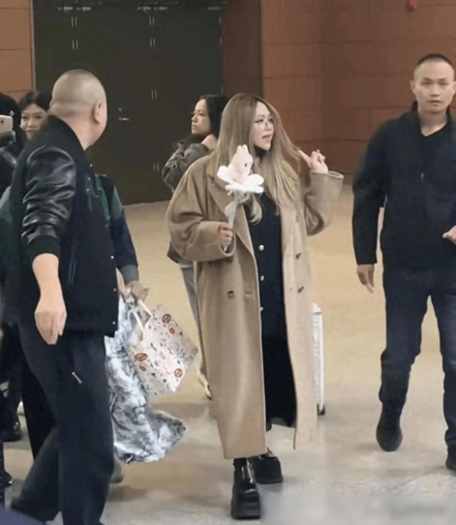 52岁张惠妹瘦出新高度,锥子脸再现,穿20cm高跟鞋如履平地