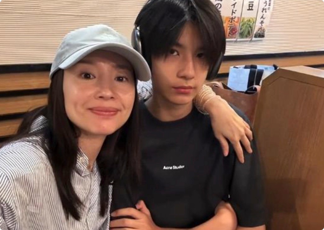 董洁儿子太早熟,15岁身高近1米8,五官神似“年轻版梁朝伟”