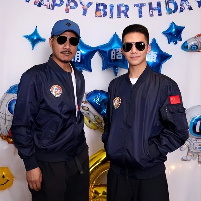 胡军儿子帅到认不出,年仅15岁1米85魁梧壮硕,五官深邃帅过爸爸