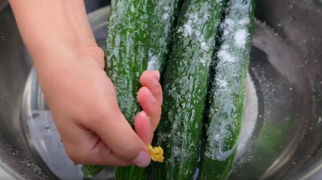 腌酱黄瓜，切不可只加盐杀水，教你一招，脆爽开胃，放半年都不坏